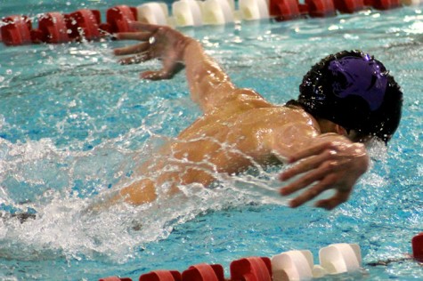 Sophomore stud Paxton Kelley swimming to the finish. Credit: Deron Kelley