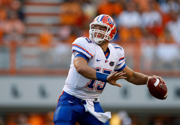 Tebow playing dropping back to pass as Floridas quarterback.