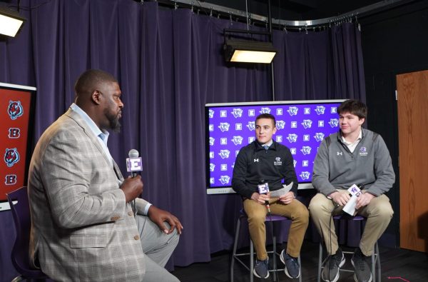 Willie Anderson is interviewed by seniors Toby Brubaker and Sam Tucker before the sports stag.